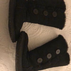 UGGS Baileys. 3 Buttons.